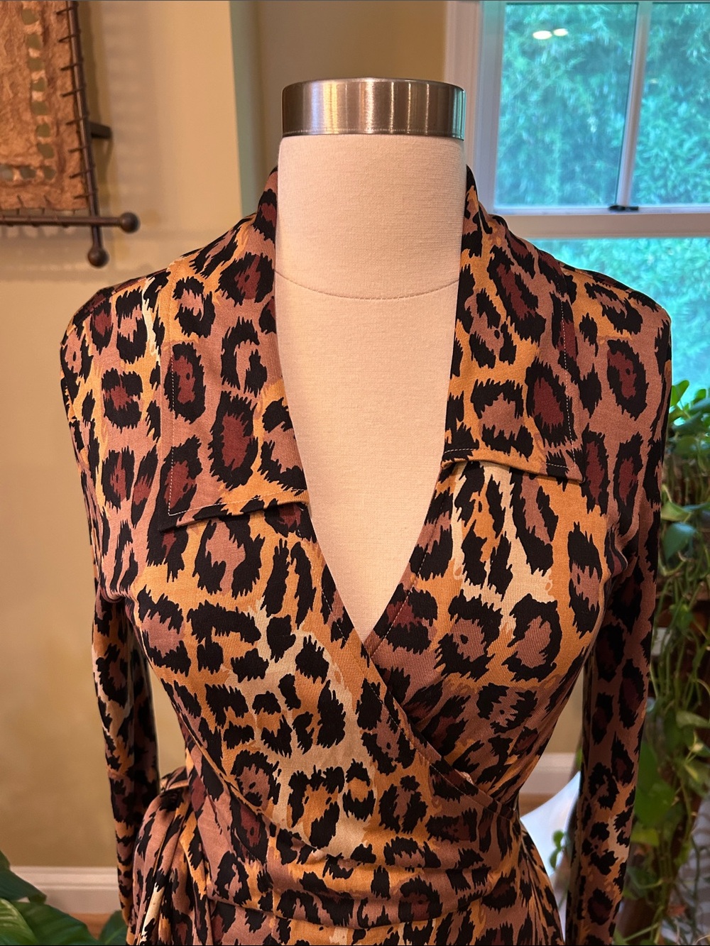 Vintage Y2K DVF Diane von Furstenberg Leopard Silk Wrap Dress Size 8 - Picture 3 of 11